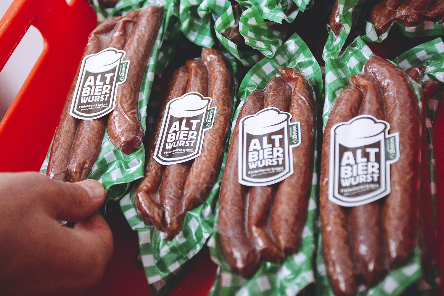 Altbierwurst als Grillwurst – Rheinische Spezialität | Fleischerei Erkes Altbierwurst von der Fleischerei Erkes in Glehn: als Salami in Flaschenform, im Glas und als Grillwurst. Regionale Zutaten, verfeinert mit Altbier.