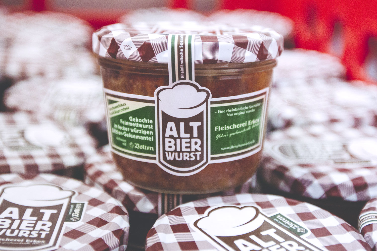 Altbierwurst aus Glehn – Rheinische Spezialität | Fleischerei Erkes Altbierwurst von der Fleischerei Erkes in Glehn: als Salami in Flaschenform, im Glas und als Grillwurst. Regionale Zutaten, verfeinert mit Altbier.