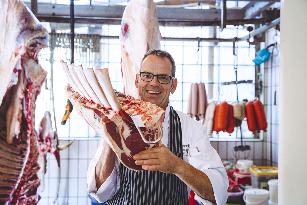 Metzger Glehn – Eigene Schlachtung | Fleischerei Erkes Fleischerei Erkes in Glehn: traditionelles Fleischerhandwerk mit eigener Schlachtung, Fleisch von Landwirten aus der Region und hausgemachte Wurst.